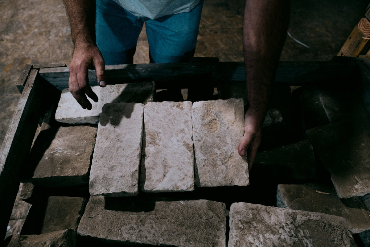 Dalle de Bourgogne limestone pieces laid side by side in the crate
